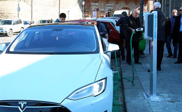 В Тбилиси появились первые зарядки для электромобилей