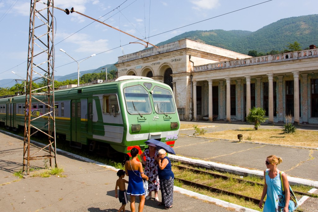 Поезд ростов на дону гагра. Железная дорога Адлер Сухум. Вокзал Гагра Абхазия. Гагры Абхазия железная дорога. Абхазия железная дорога Сухум.