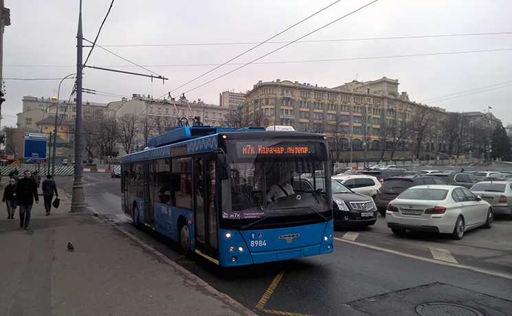 Троллейбус зачем. В Москве убрали троллейбусы. Когда в Москве убрали троллейбусы. Почему в Москве убрали троллейбусы. Почему убрали троллейбусы.